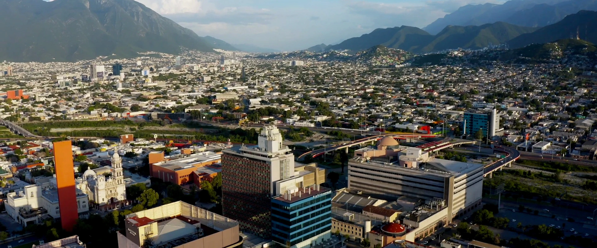 Vista aérea del centro de Monterrey con la Sierra Madre al fondo
